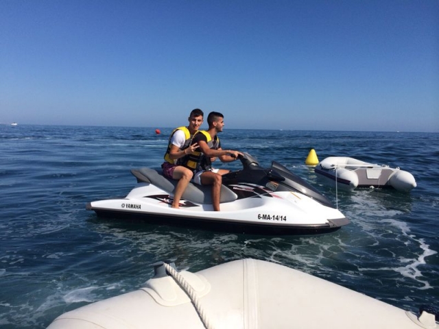 Sube a una moto de agua